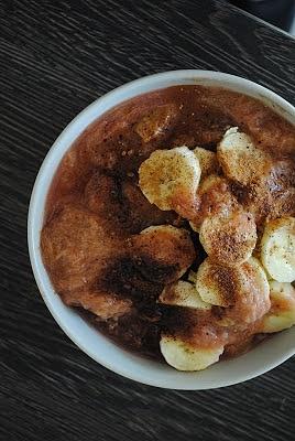 Cukiniowa owsianka kakaowa z rabarbarem i bananem