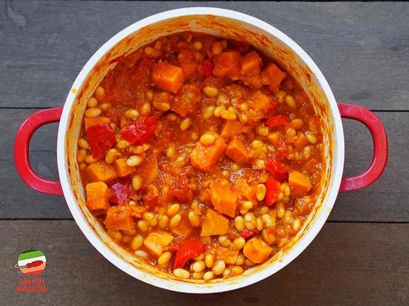 Czerwone curry z batatami i fasolą