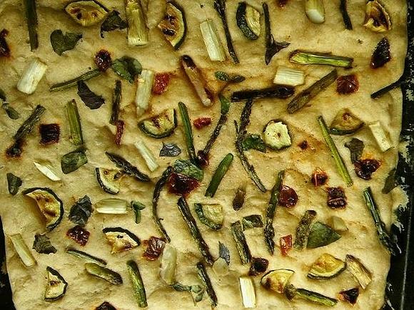 Focaccia pełnoziarnista ze szparagami