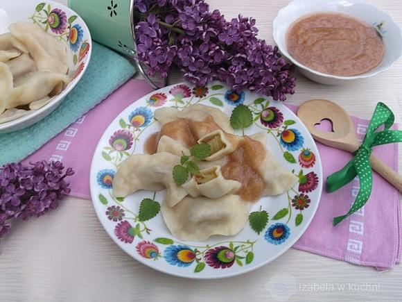 Pierogi z rabarbarem i musem z nutką cynamonu