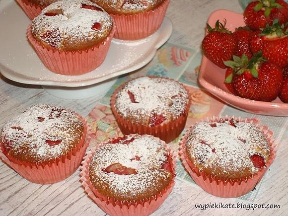 Muffinki jogurtowe z truskawkami