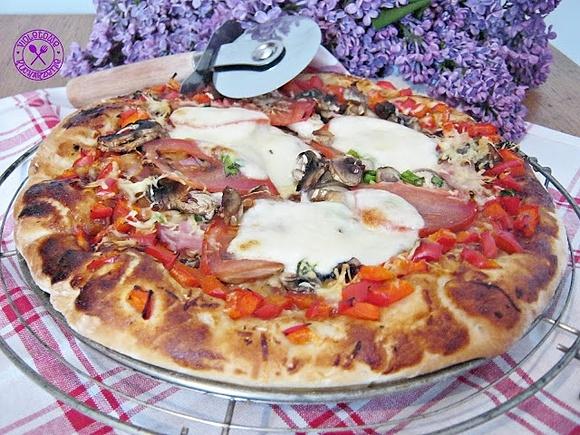 Pizza z mozzarellą i pomidorami