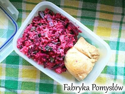 Sałatka z kaszą bulgur, botwinką i rzodkiewką oraz pieczona pierś z kurczaka
