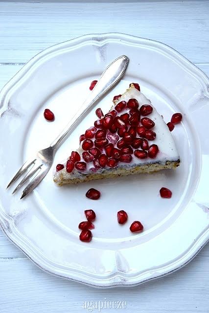 Ciasto pistacjowo jogurtowe z owocem granatu