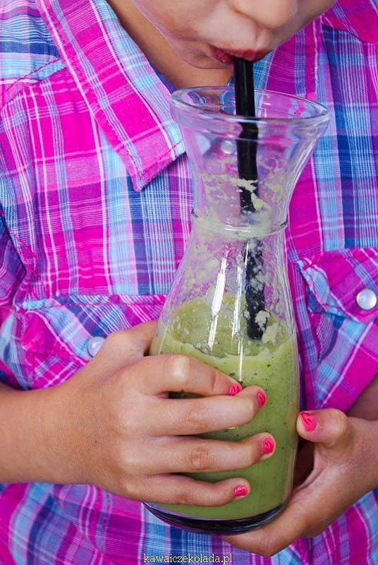Smoothie z pietruszki awokado i selera naciowego