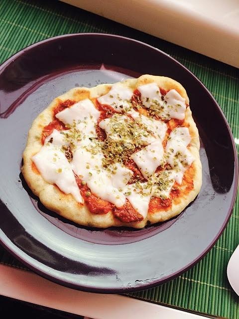 Pizza z patelni z kozim serem