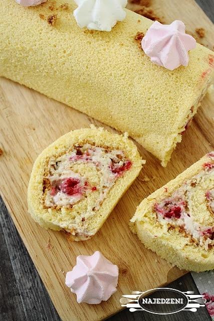Rolada z kremem mascarpone, białą czekoladą i malinami