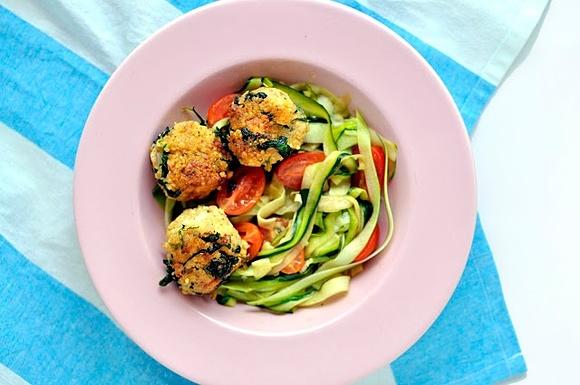 Pulpety z wędzonego tofu i szpinaku na tagliatelle z cukinii