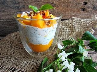 Mango z jogurtem chią i domową granolą