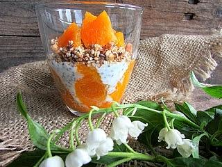Pomarańcza z jogurtem chia i granolą domową