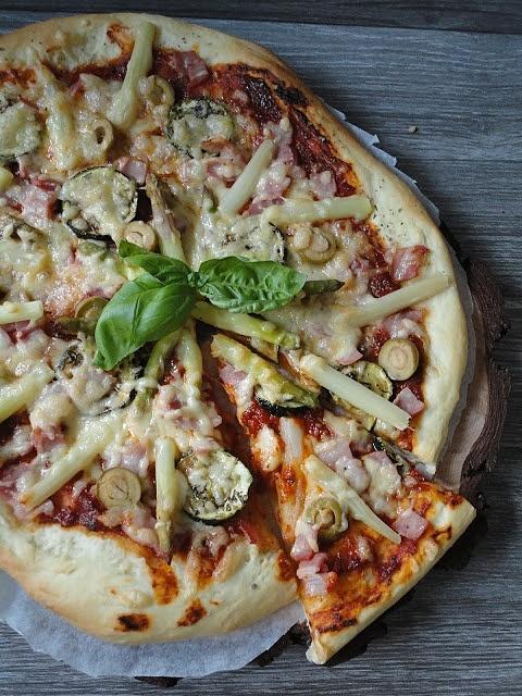 Pizza ze szparagami, szynką i boczkiem