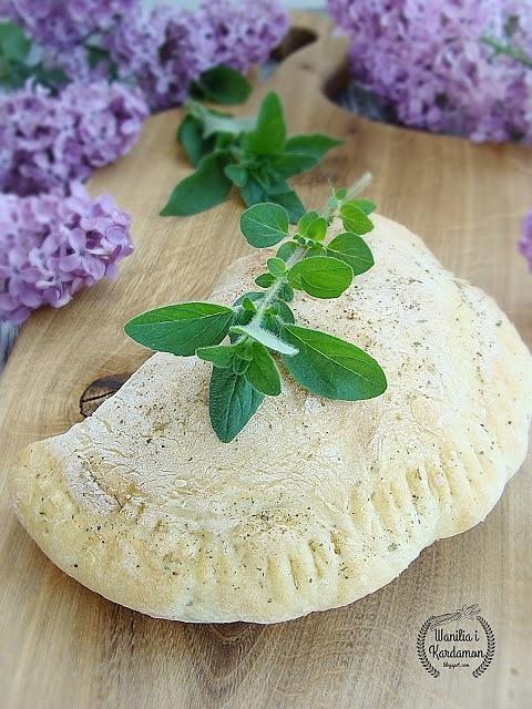 Empanadas z pieczarkami i oliwkami na drożdżowym cieście