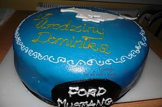 Torcik urodzinowy z logotypem mustang