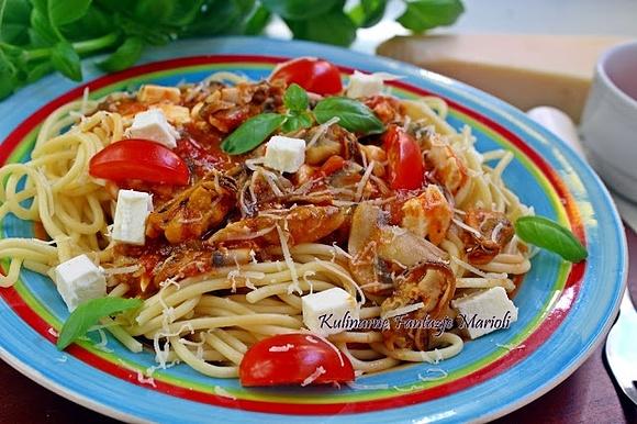 Spaghetti z pieczarkami, małżami i serem feta