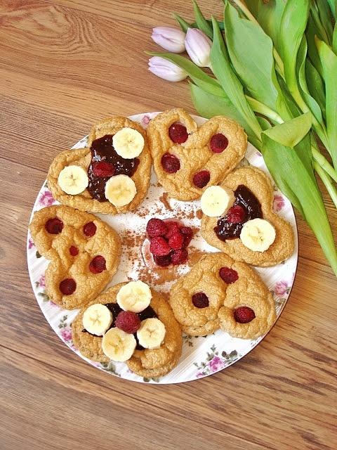 Omlet serduszkowy z malinami na śniadanie