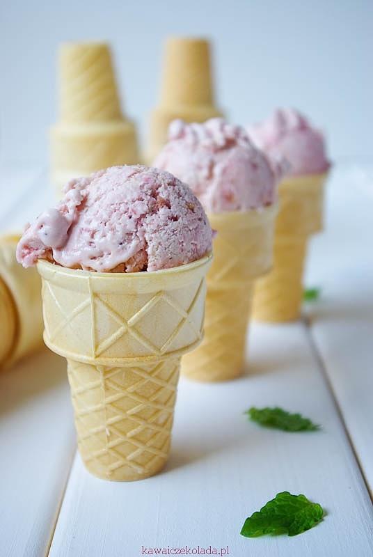 Lody rabarbarowo-truskawkowe bez jajek i mieszania
