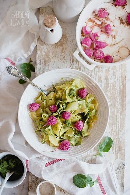 Makaron z pesto i pieczonymi rzodkiewkami