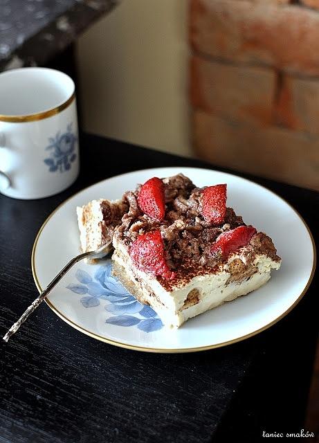 Tiramisu z tofu i mleczkiem kokosowym z chałwą i truskawkami