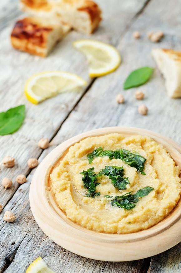 Cytrynowy hummus z bazylią