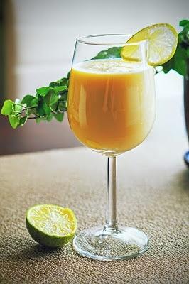 Mango koktajl z limonką i jogurtem naturalnym
