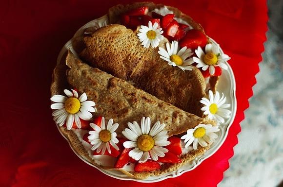 Bezglutenowe naleśniki kawowe z aquafabą, truskawkami i margaretkami