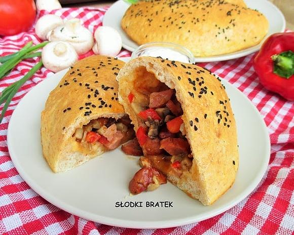 Calzone - włoski pieróg z farszem i sosem czosnkowym