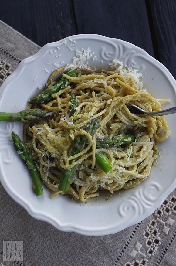 Spaghetti ze szparagowo-miętowym pesto