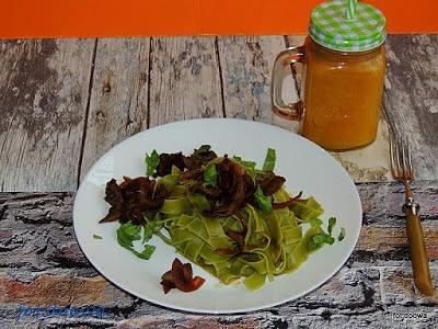 Cynadry wieprzowe z cebulką w winie z szpinakowym pappardelle