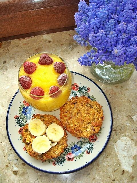 Mus z mango i banana z malinami oraz owsiane ciasto na niedzielę