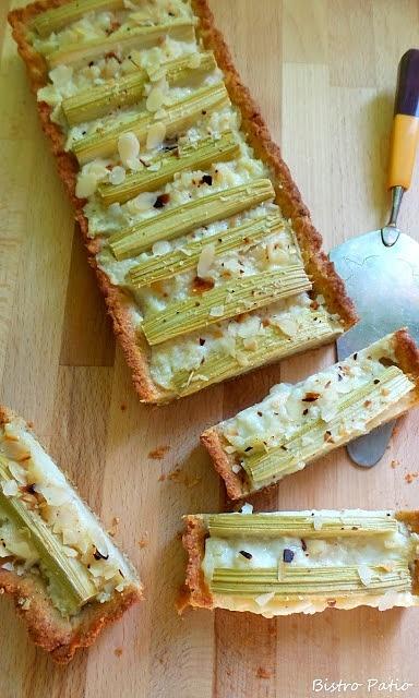 Migdałowa tarta z budyniem i rabarbarem
