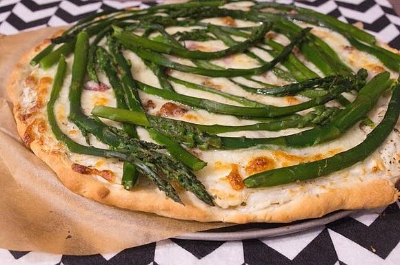 Pizza ze szparagami