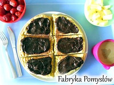 Pełnoziarnisty omlet biszkoptowy z nutellą i owocami
