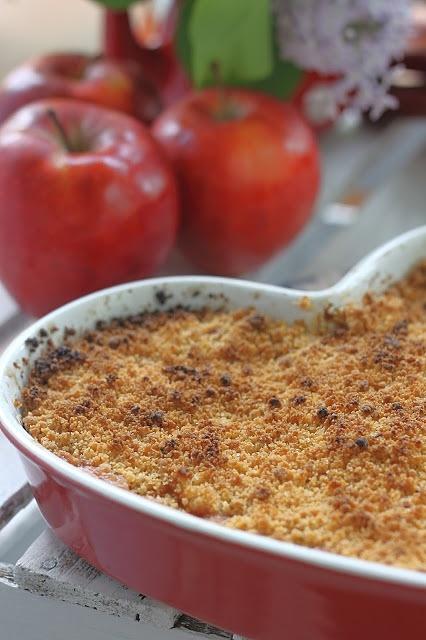 Crumble z jabłkami i rabarbarem