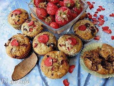 Muffinki bananowo-kokosowe z czekoladą i truskawkową nutą