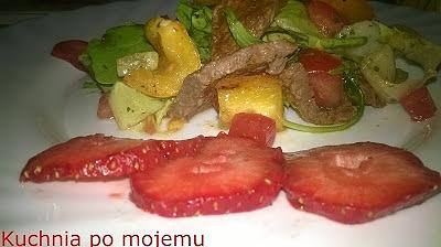 Kolorowa sałatka z grillowaną wołowiną do grillowania i na kolację