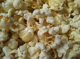 Popcorn z garnka nad ogniskiem