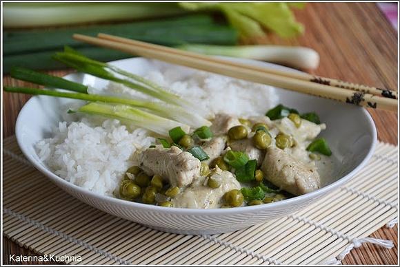 Kurczak w zielonym curry z groszkiem