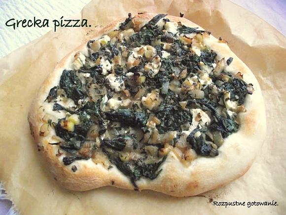 Grecka pizza z szpinakiem i fetą