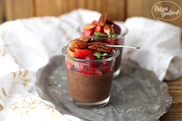 Czekoladowy pudding chia z tymiankowymi truskawkami i orzechami w miodzie