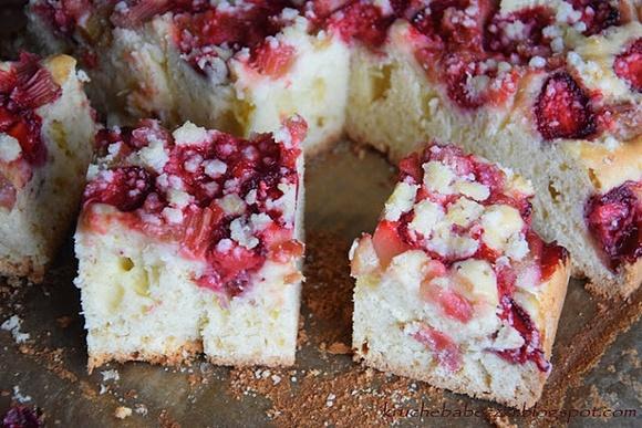 Ciasto z truskawkami i rabarbarem