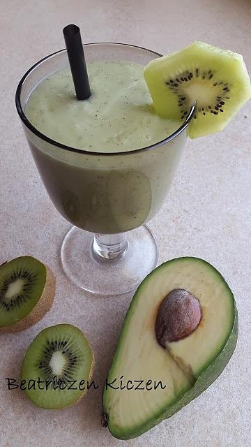 Zielony smoothie z awokado, kiwi i bananem