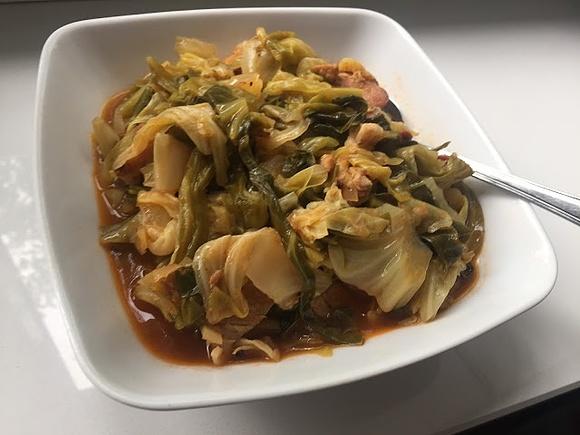 Wiosenny bigos z młodej kapusty