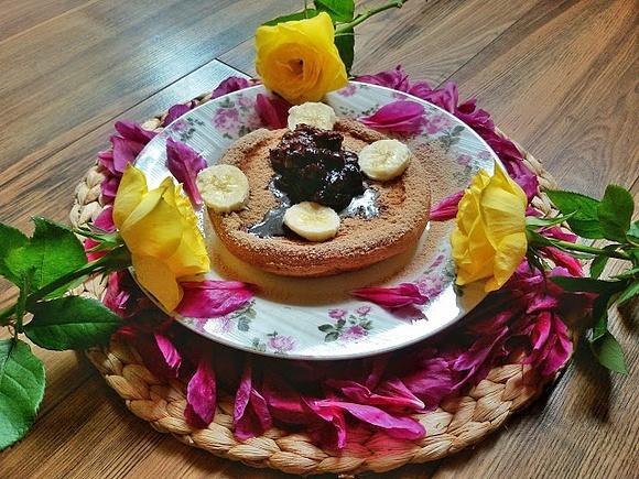 Omlet owsiany z suszonymi owocami bananem i czekoladowym kremem z awokado