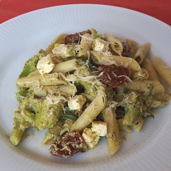 Makaron penne z brokułami i fetą w 15 minut