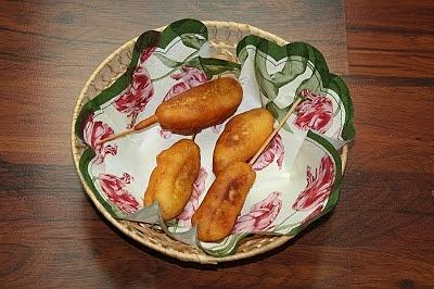 Corn dogi - amerykańska przekąska z parówkami i mąką kukurydzianą