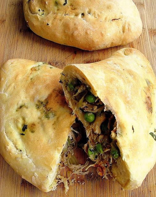 Calzone z kurczakiem, groszkiem i pesto
