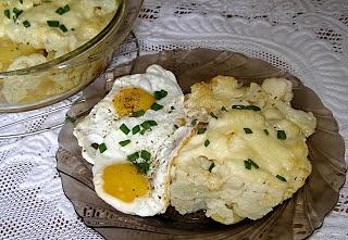 Zapiekanka kalafiorowo-ziemniaczana z jajkiem sadzonym