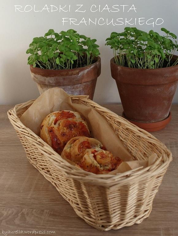 Roladki z ciasta francuskiego z szynką, serem ricotta, mozzarellą i ananasem