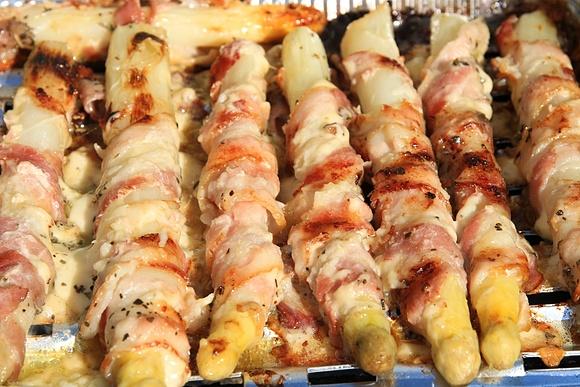 Grillowane szparagi z boczkiem i serem