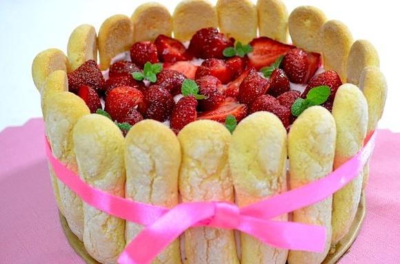 Torcik na zimno z truskawkami i mascarpone